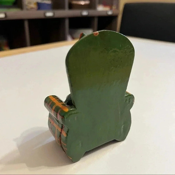 Cat In Armchair 2 Piece Wooden Hand Made Painted Bahamas Green Artisan Island - Picture 3 of 9